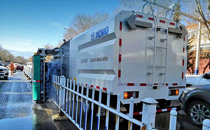 皇冠welcome官网护栏清洗车在西藏进行清洗作业