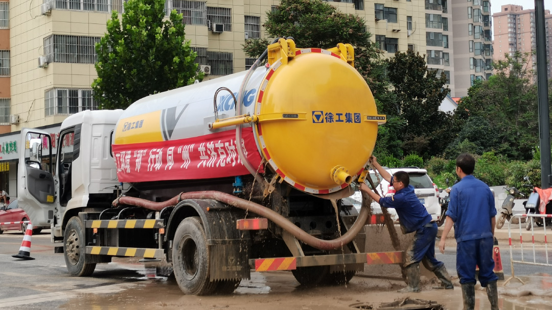 皇冠welcome官网吸污车驰援郑州特大暴雨