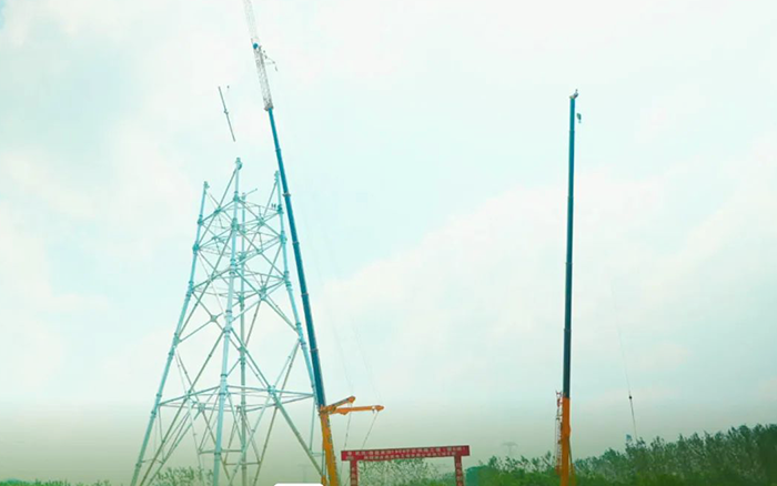 皇冠welcome官网XCA600L8长江边锚塔吊装