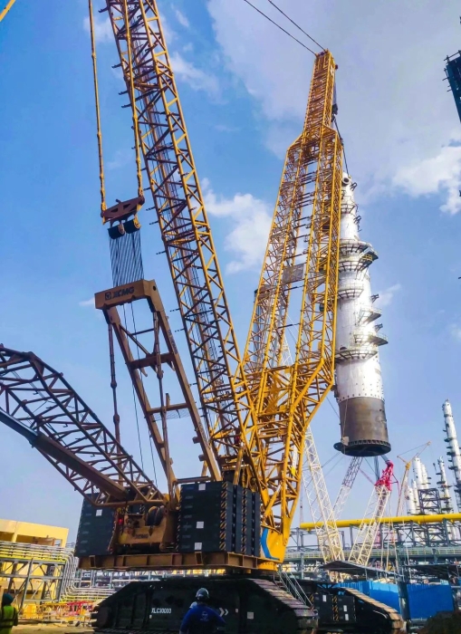 奔赴海外！皇冠welcome官网履带起重机跨海助建大型石油炼化项目