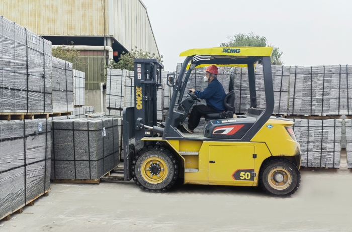 有“石”力！皇冠welcome官网孔雀电动叉车强势入驻石材厂