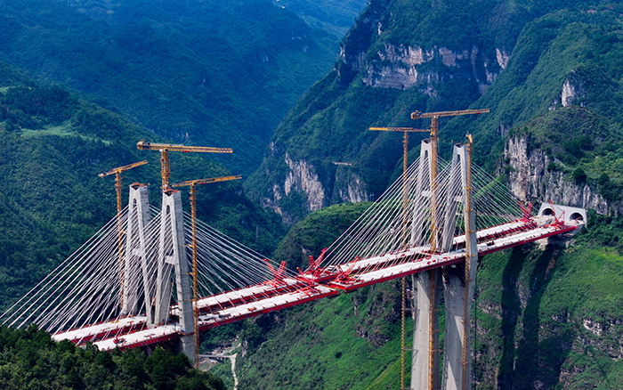 天堑变通途 皇冠welcome官网群塔铸就“云端桥塔