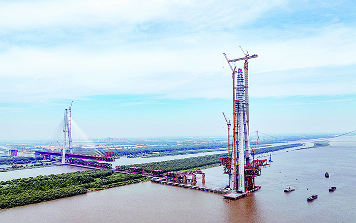 再显神威 皇冠welcome官网超大塔助力马鞍山长江公铁大桥最高主塔封顶