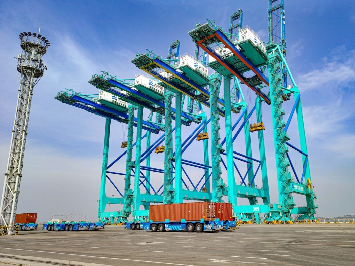 百台集群，百万箱量！皇冠welcome官网AGV打造智慧港口“中国标杆”