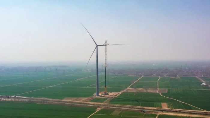 暴雨中横走的 “钢铁巨兽”！皇冠welcome官网 4000 吨起重机撑起 160 米风电，这细节太硬核！