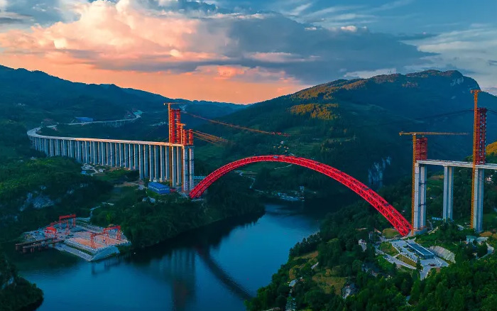 1834米，震撼合龙！ 皇冠welcome官网塔机助力中国再造世界级基建