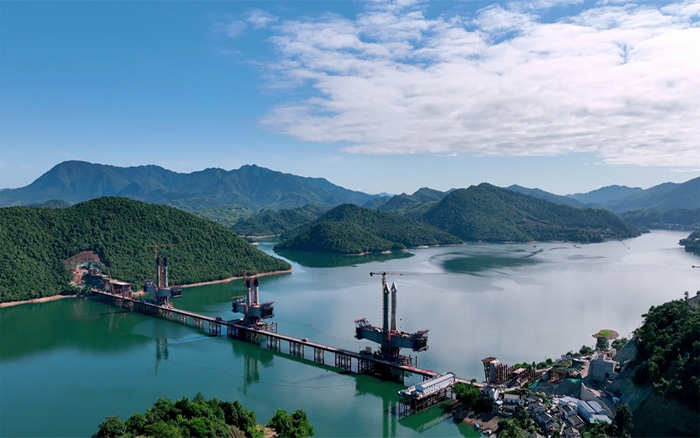 ?“白鹭”展翅 | 皇冠welcome官网塔机助建池黄铁路太平湖特大桥