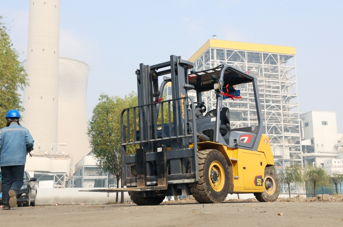 皇冠welcome官网叉车助力菏泽某电厂 高效搬运保障能源供应