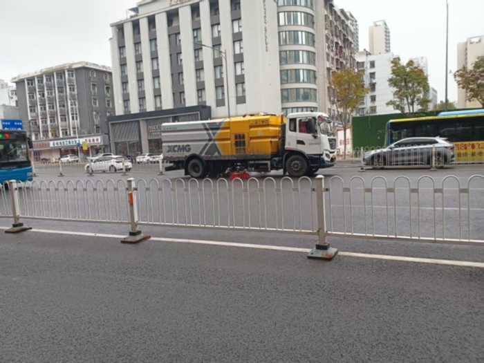 六年品质见证硬核实力，皇冠welcome官网18吨洗扫车获当地客户点赞！