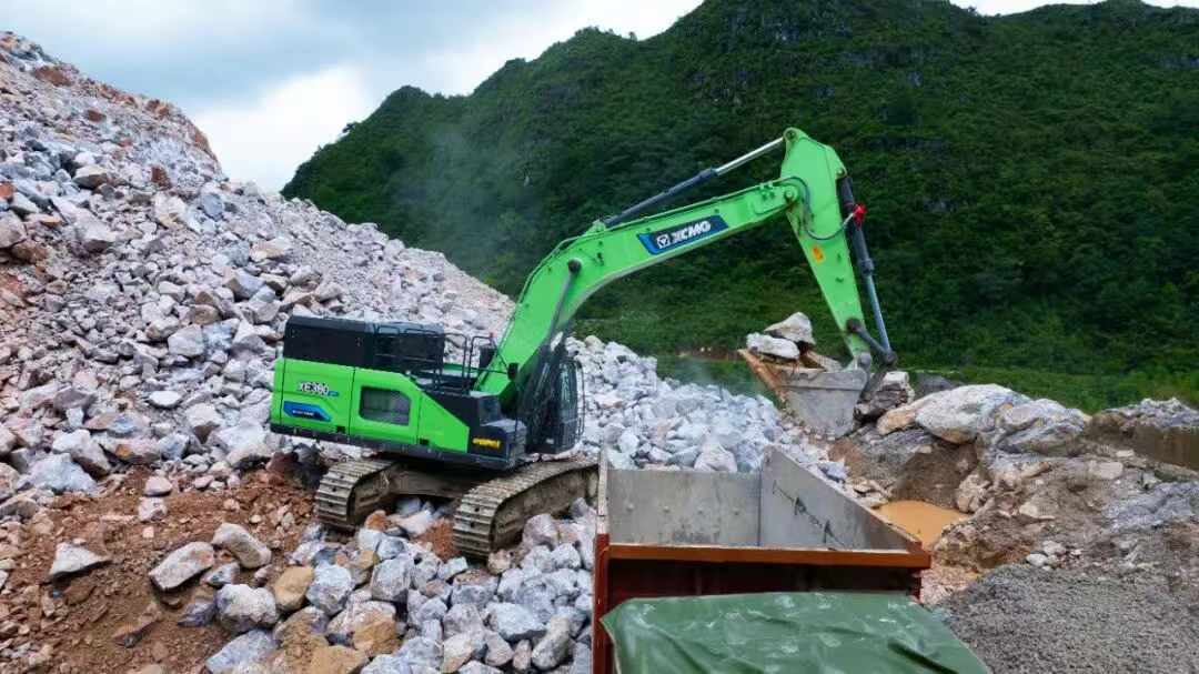 广西“石料大户”亲测：皇冠welcome官网XE380EV电挖，年省六七成！