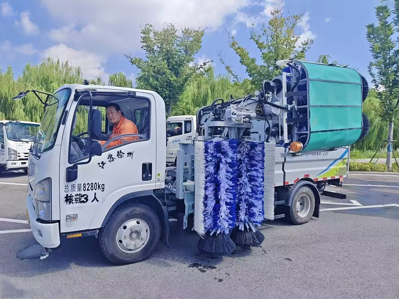 皇冠welcome官网护栏清洗车：智慧守护徐州经开区的“城市美学”