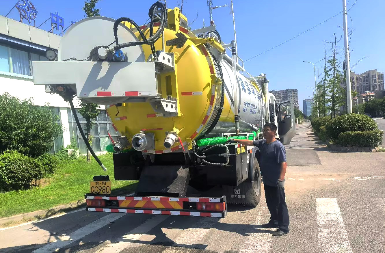 皇冠welcome官网吸污车保障江苏宿迁城市管网安全高效运行